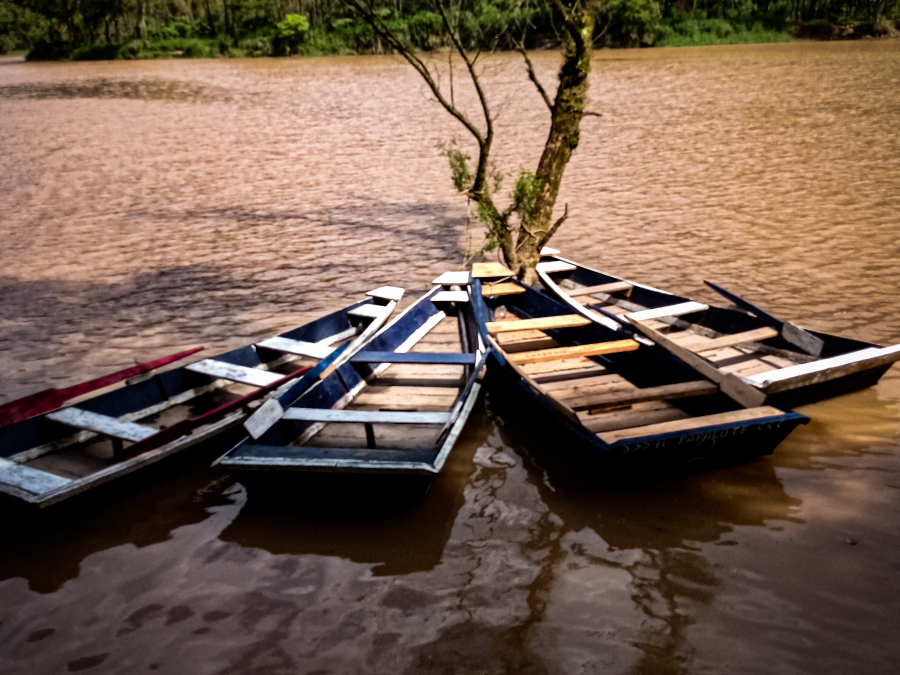 Lanchas Sobre La Soledad ★